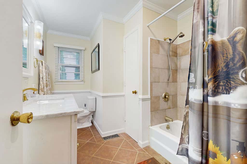 Cozy dog-friendly, house, fenced backyard, outdoor seating, deck, central air, wifi