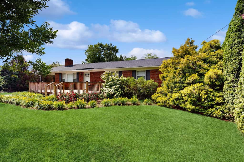 Cozy dog-friendly, house, fenced backyard, outdoor seating, deck, central air, wifi