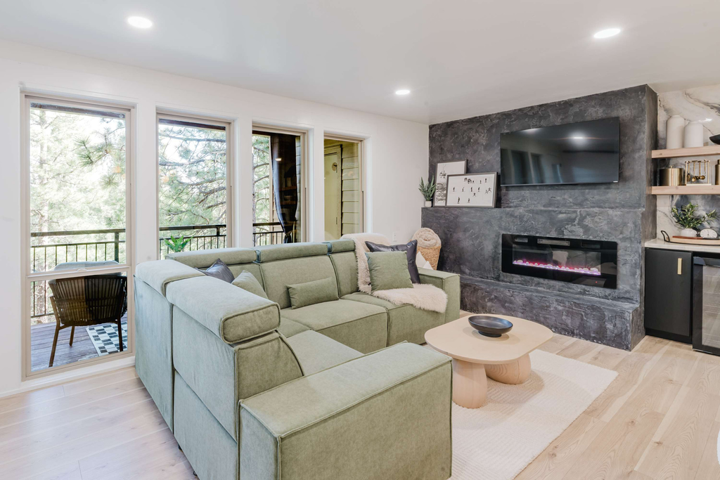 1BR Condo, Pool & Hot Tub, fitness center, trails