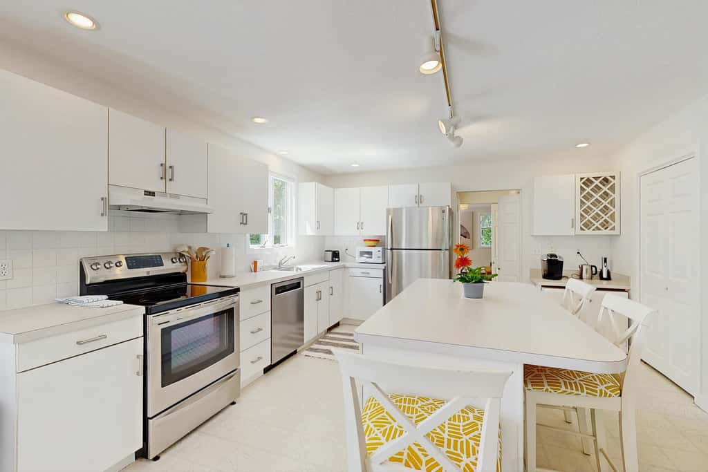 Bright Falmouth Home With Open Layout, AC & Deck