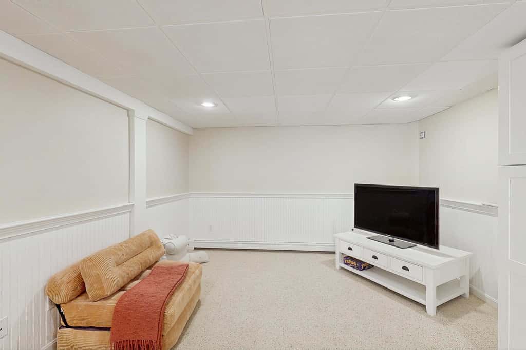 Bright Falmouth Home With Open Layout, AC & Deck