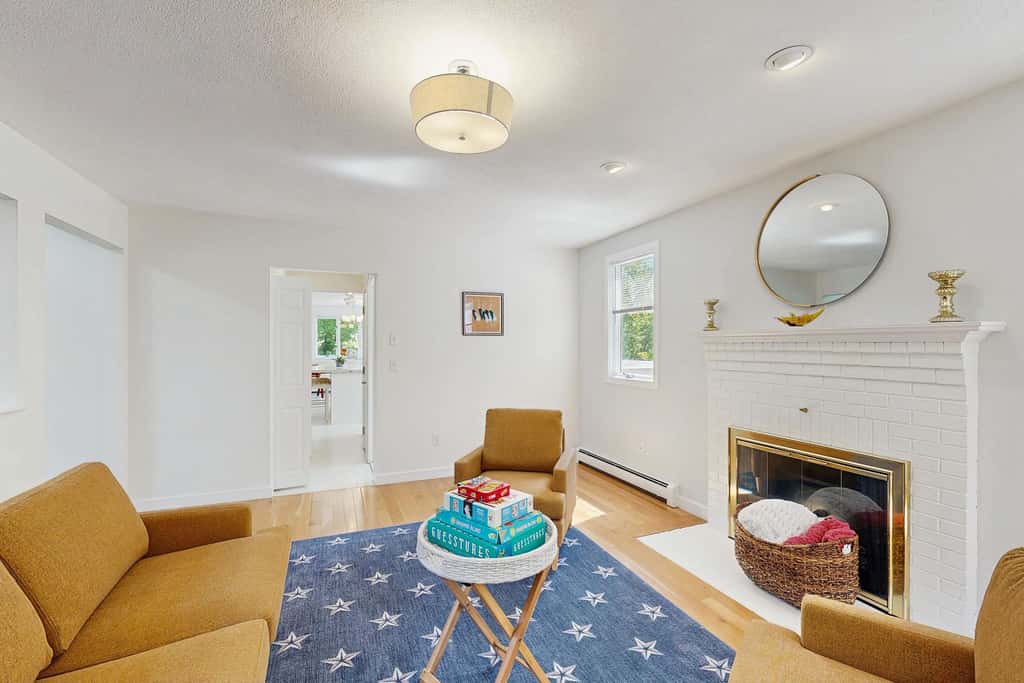 Bright Falmouth Home With Open Layout, AC & Deck
