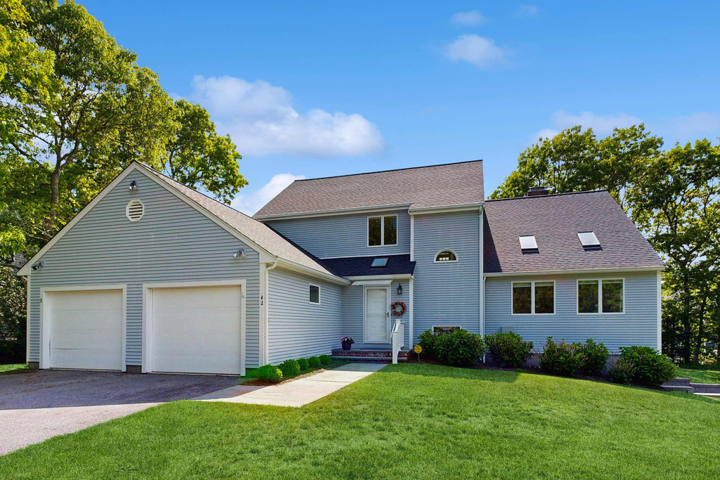 Bright Falmouth Home With Open Layout, AC & Deck
