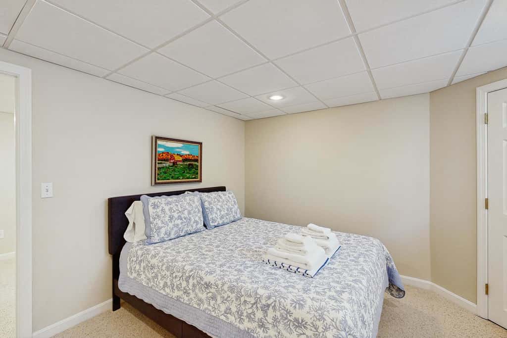 Bright Falmouth Home With Open Layout, AC & Deck