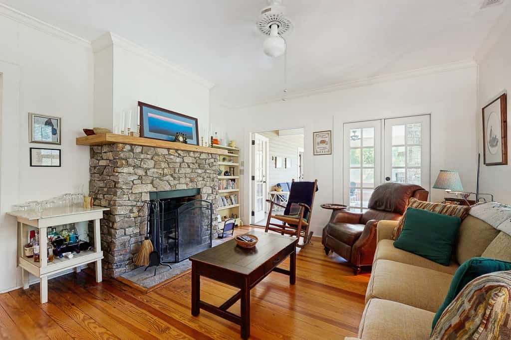 Charming house w/ mountain views, fireplace, trail access, cable TV, w/d, AC