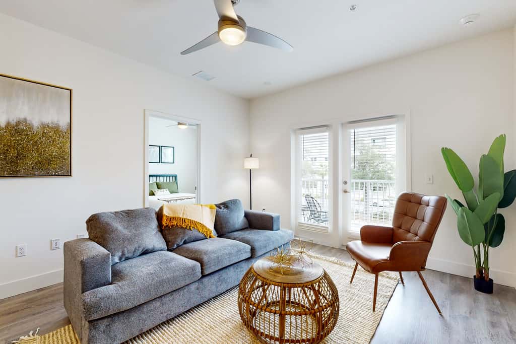 2 Mi to UF Campus! Modern Luxury Apt w/ Pool