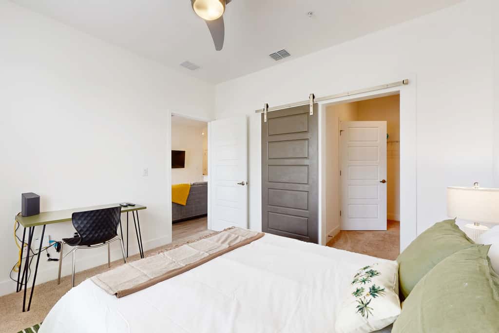 2 Mi to UF Campus! Modern Luxury Apt w/ Pool