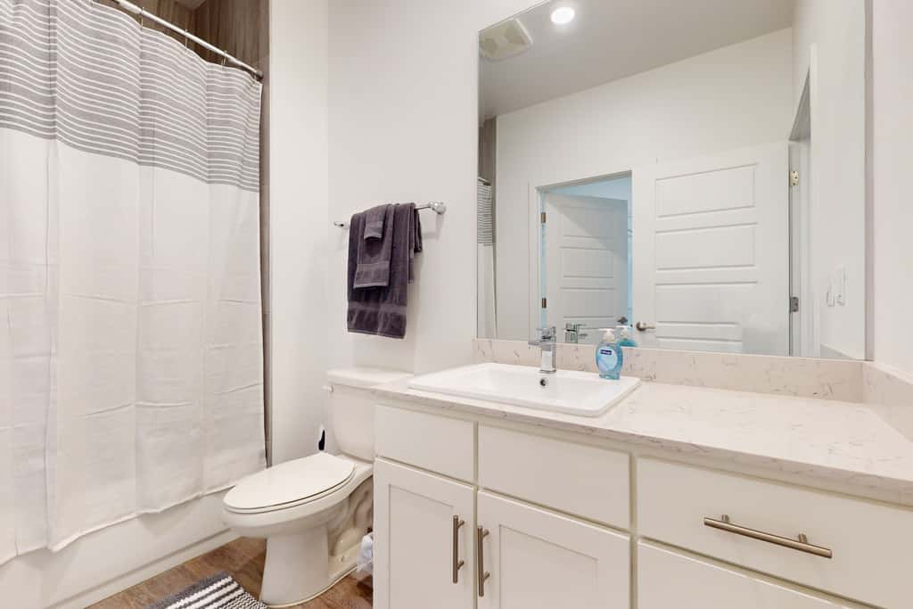 2 Mi to UF Campus! Modern Luxury Apt w/ Pool