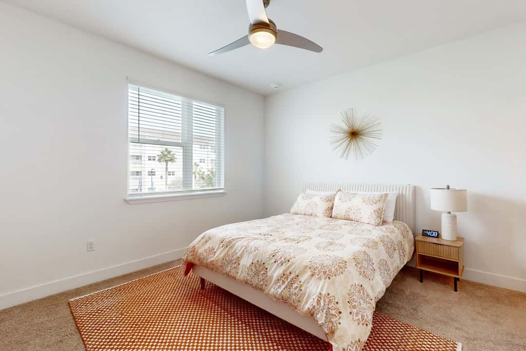 2 Mi to UF Campus! Modern Luxury Apt w/ Pool
