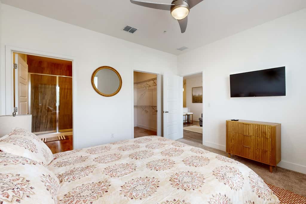 2 Mi to UF Campus! Modern Luxury Apt w/ Pool