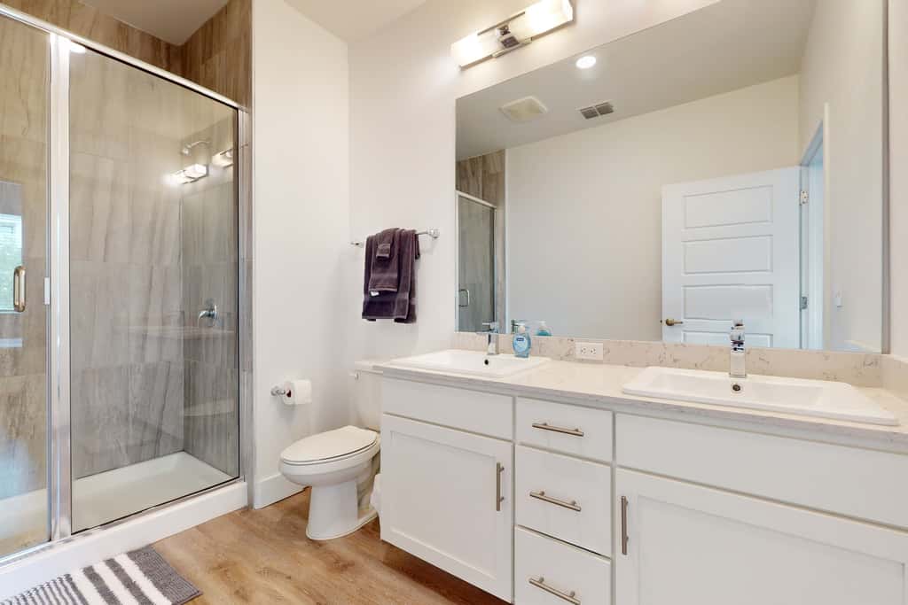 2 Mi to UF Campus! Modern Luxury Apt w/ Pool