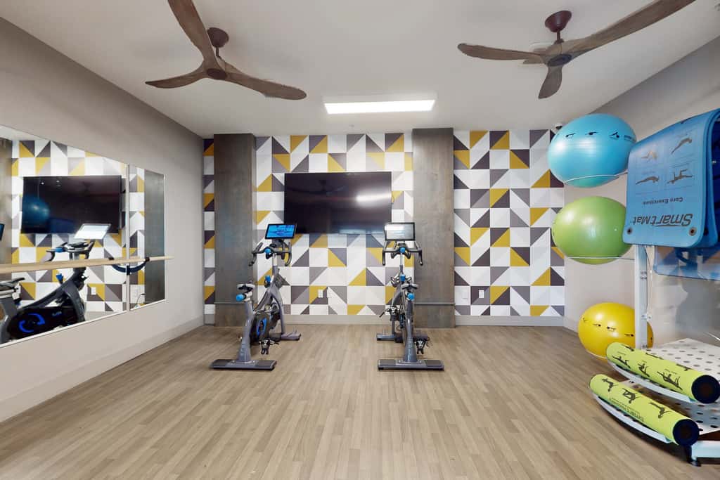 2 Mi to UF Campus! Modern Luxury Apt w/ Pool