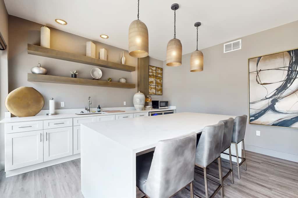 2 Mi to UF Campus! Modern Luxury Apt w/ Pool