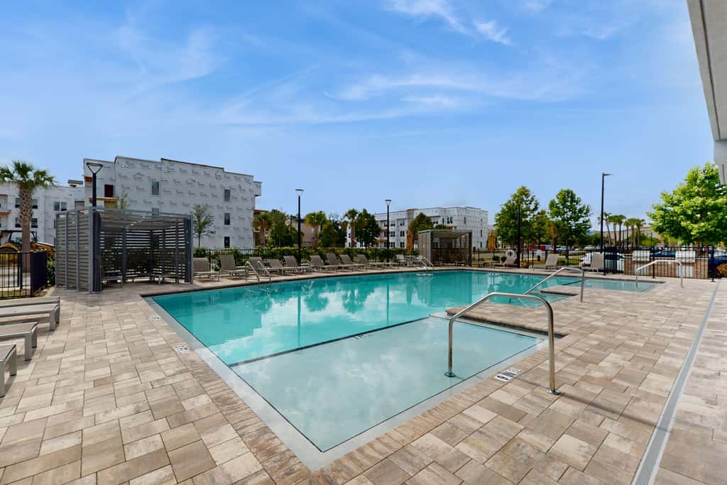 2 Mi to UF Campus! Modern Luxury Apt w/ Pool