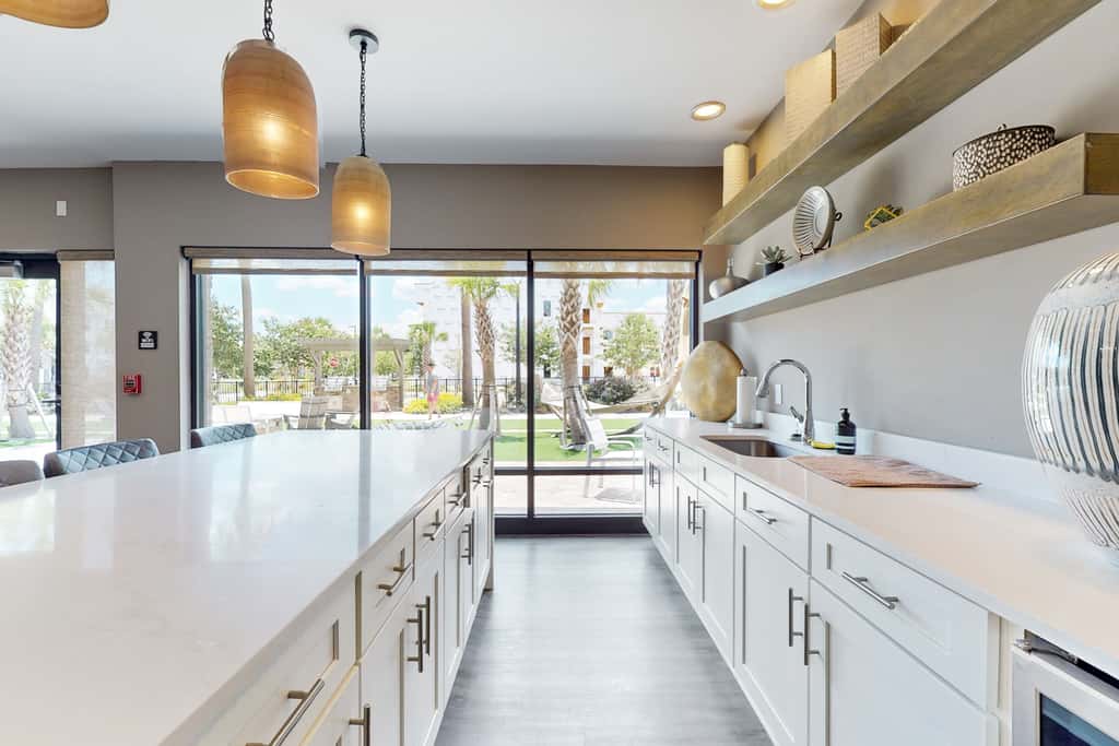 2 Mi to UF Campus! Modern Luxury Apt w/ Pool