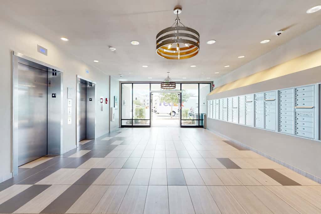 2 Mi to UF Campus! Modern Luxury Apt w/ Pool