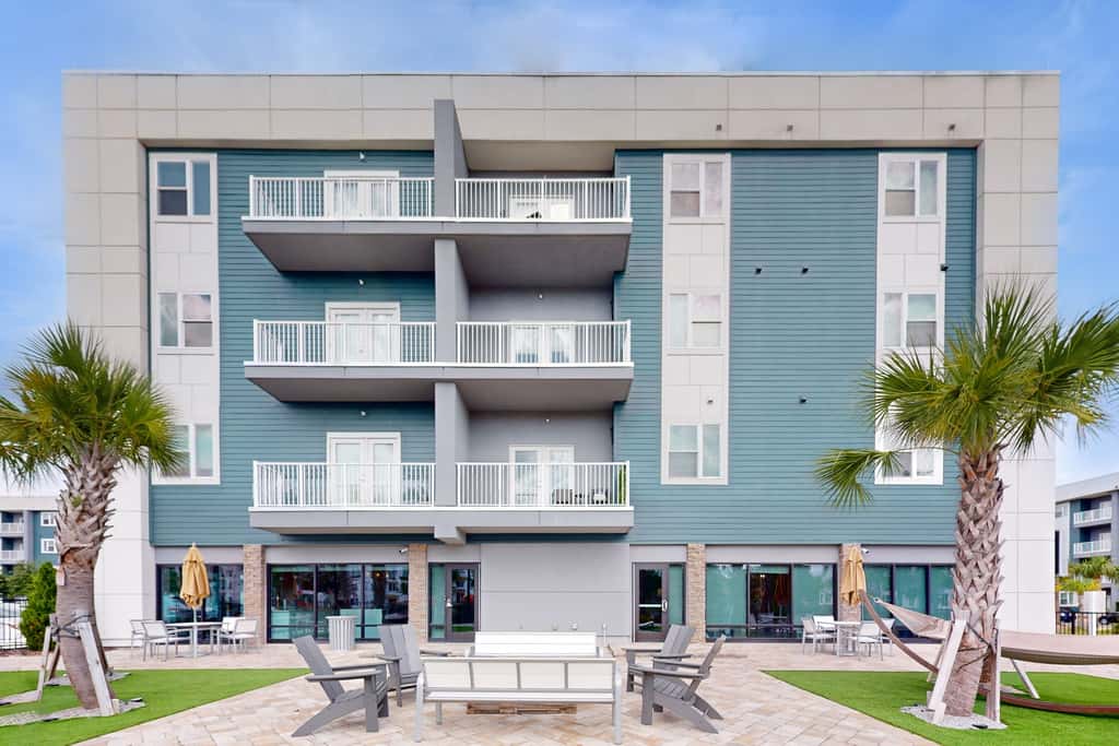 2 Mi to UF Campus! Modern Luxury Apt w/ Pool