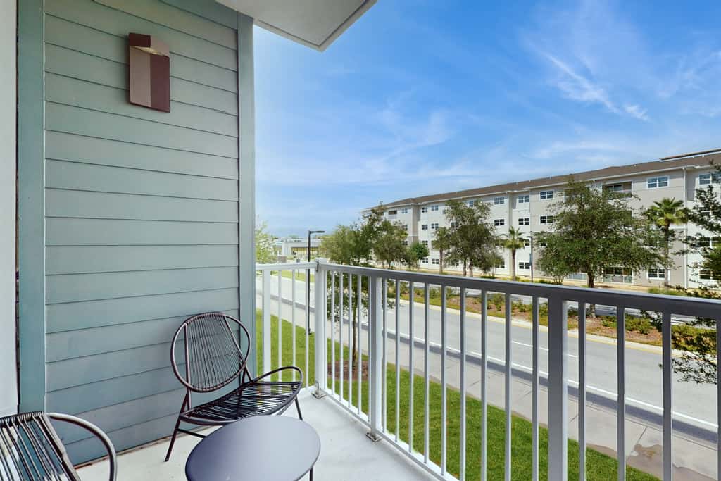 2 Mi to UF Campus! Modern Luxury Apt w/ Pool