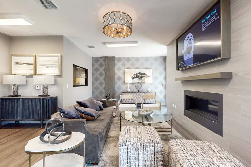 2 Mi to UF Campus! Modern Luxury Apt w/ Pool