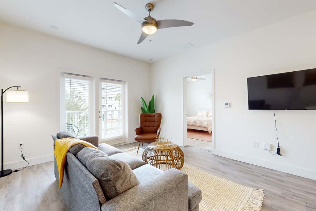 2 Mi to UF Campus! Modern Luxury Apt w/ Pool
