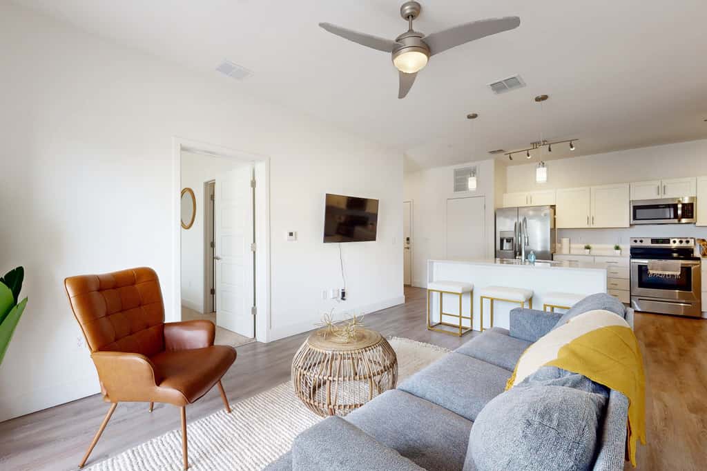 2 Mi to UF Campus! Modern Luxury Apt w/ Pool