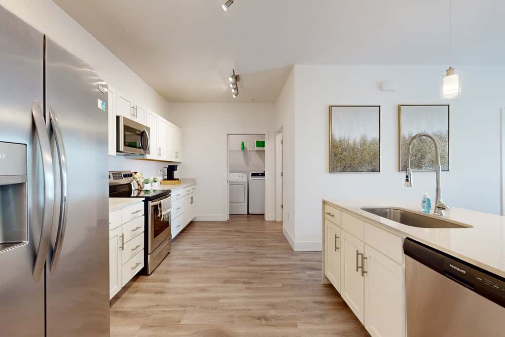 2 Mi to UF Campus! Modern Luxury Apt w/ Pool