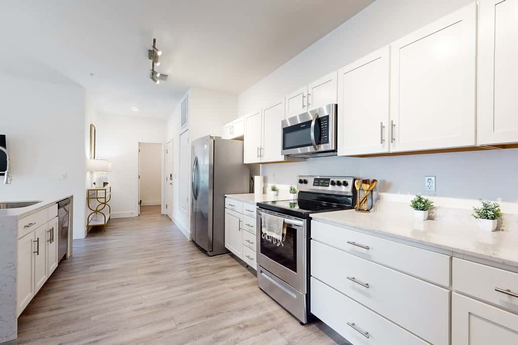 2 Mi to UF Campus! Modern Luxury Apt w/ Pool