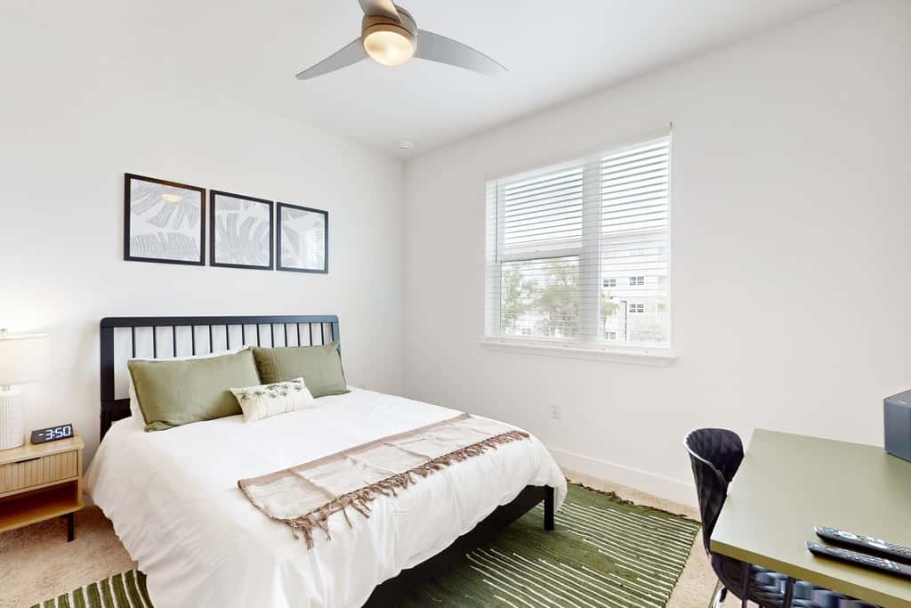 2 Mi to UF Campus! Modern Luxury Apt w/ Pool