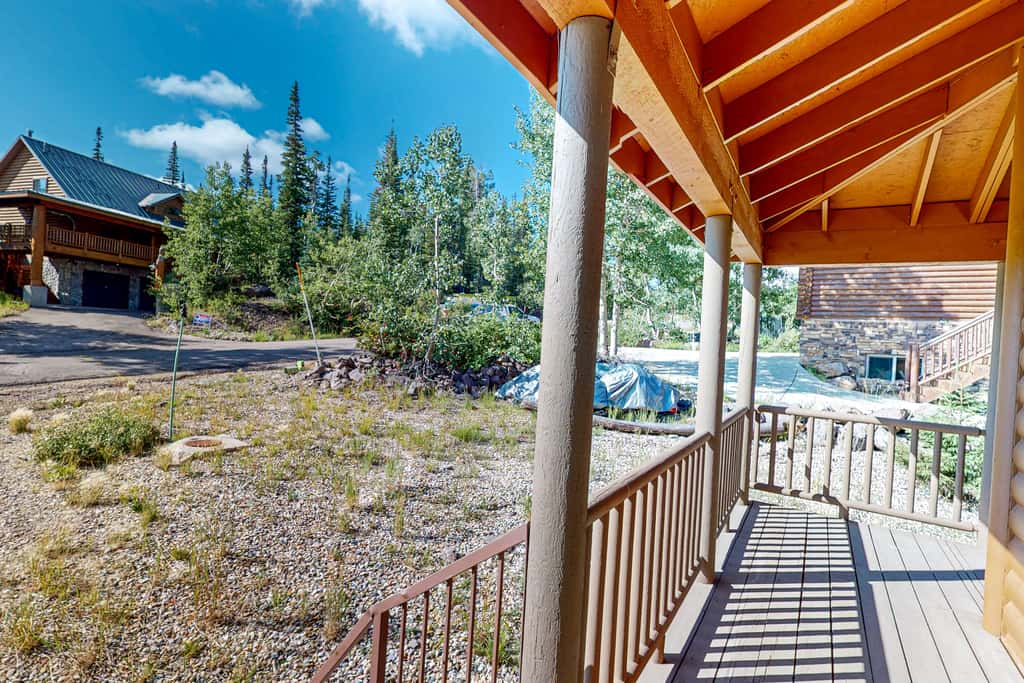 Views, Deck & Games Galore: Brian Head Home