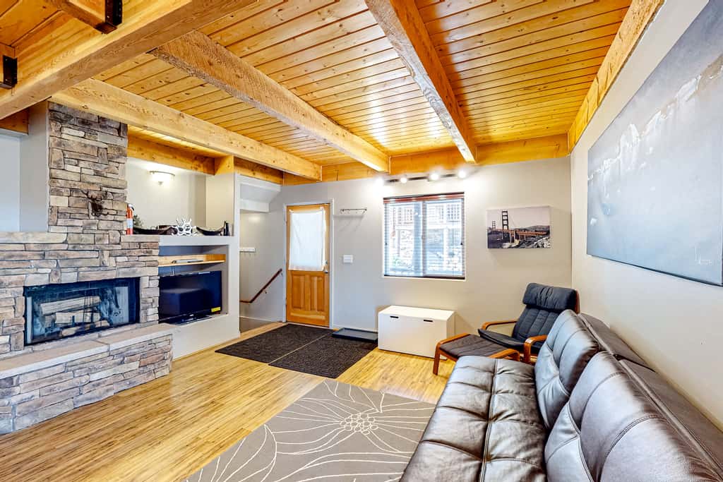 Views, Deck & Games Galore: Brian Head Home