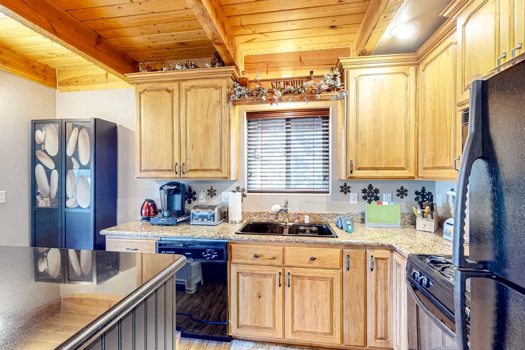 Views, Deck & Games Galore: Brian Head Home