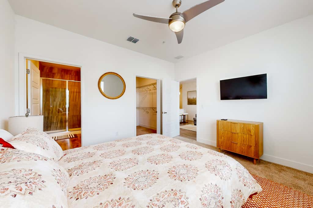2 Mi to UF Campus! Dog-Friendly Condo w/ Pool