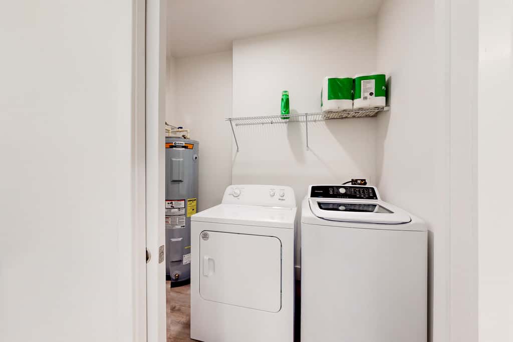 2 Mi to UF Campus! Dog-Friendly Condo w/ Pool