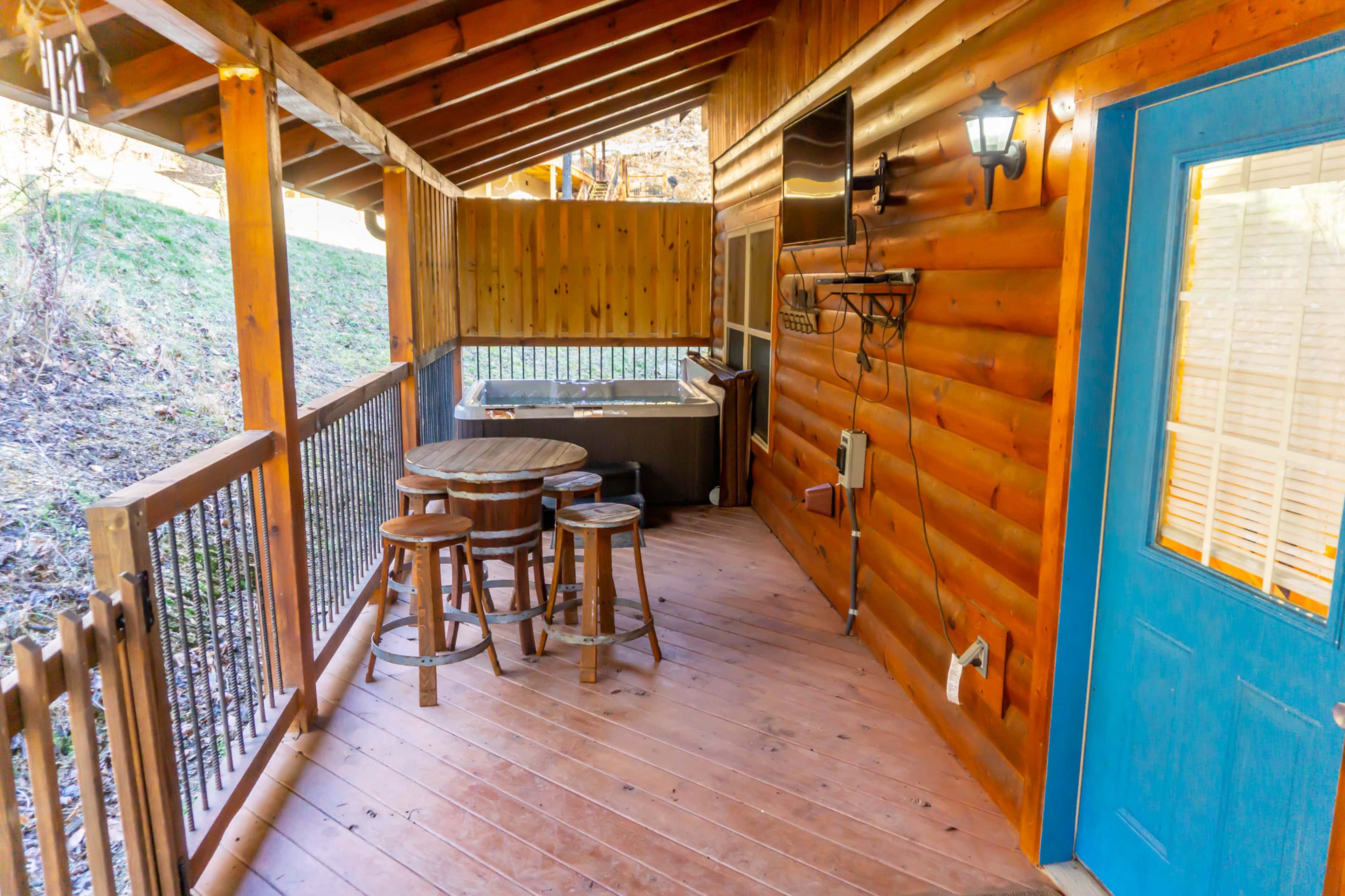 1 Mi to Parkway! Hot Tub Hideaway in Pigeon Forge