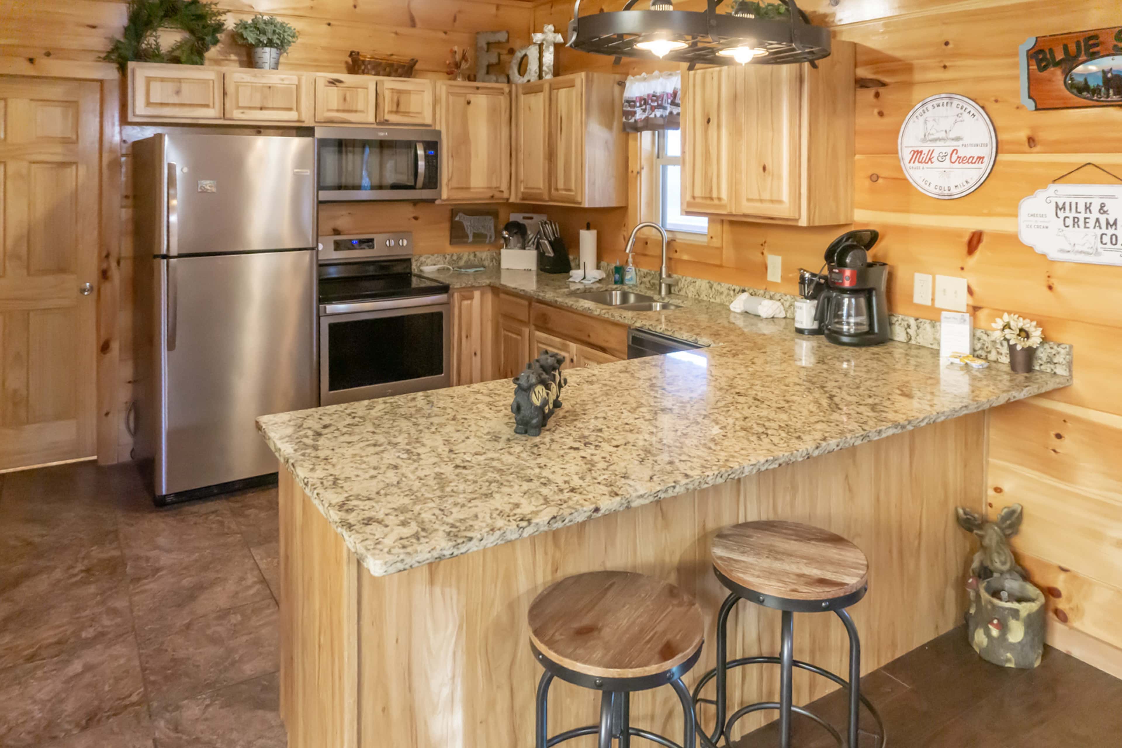 1 Mi to Parkway! Hot Tub Hideaway in Pigeon Forge