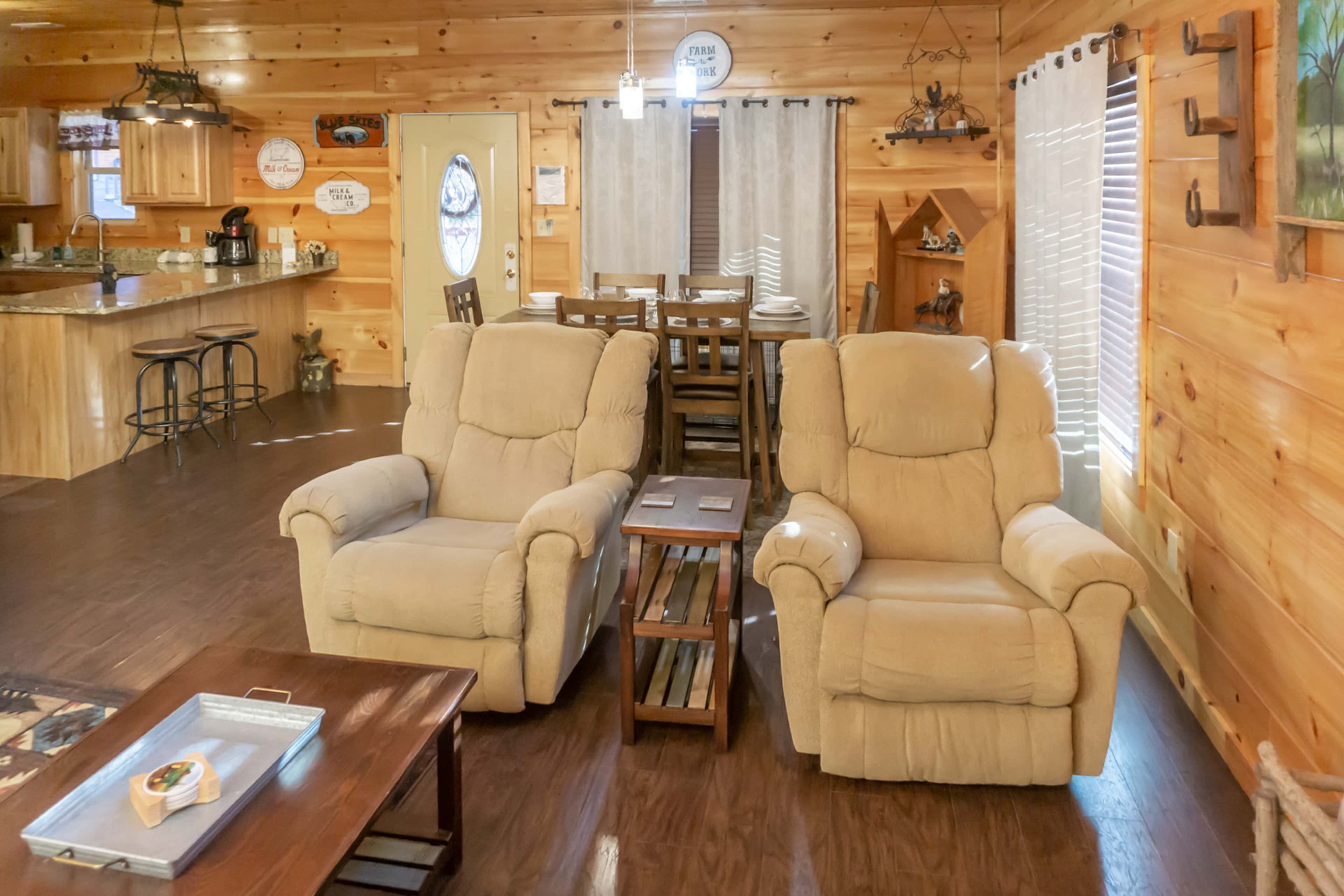 1 Mi to Parkway! Hot Tub Hideaway in Pigeon Forge
