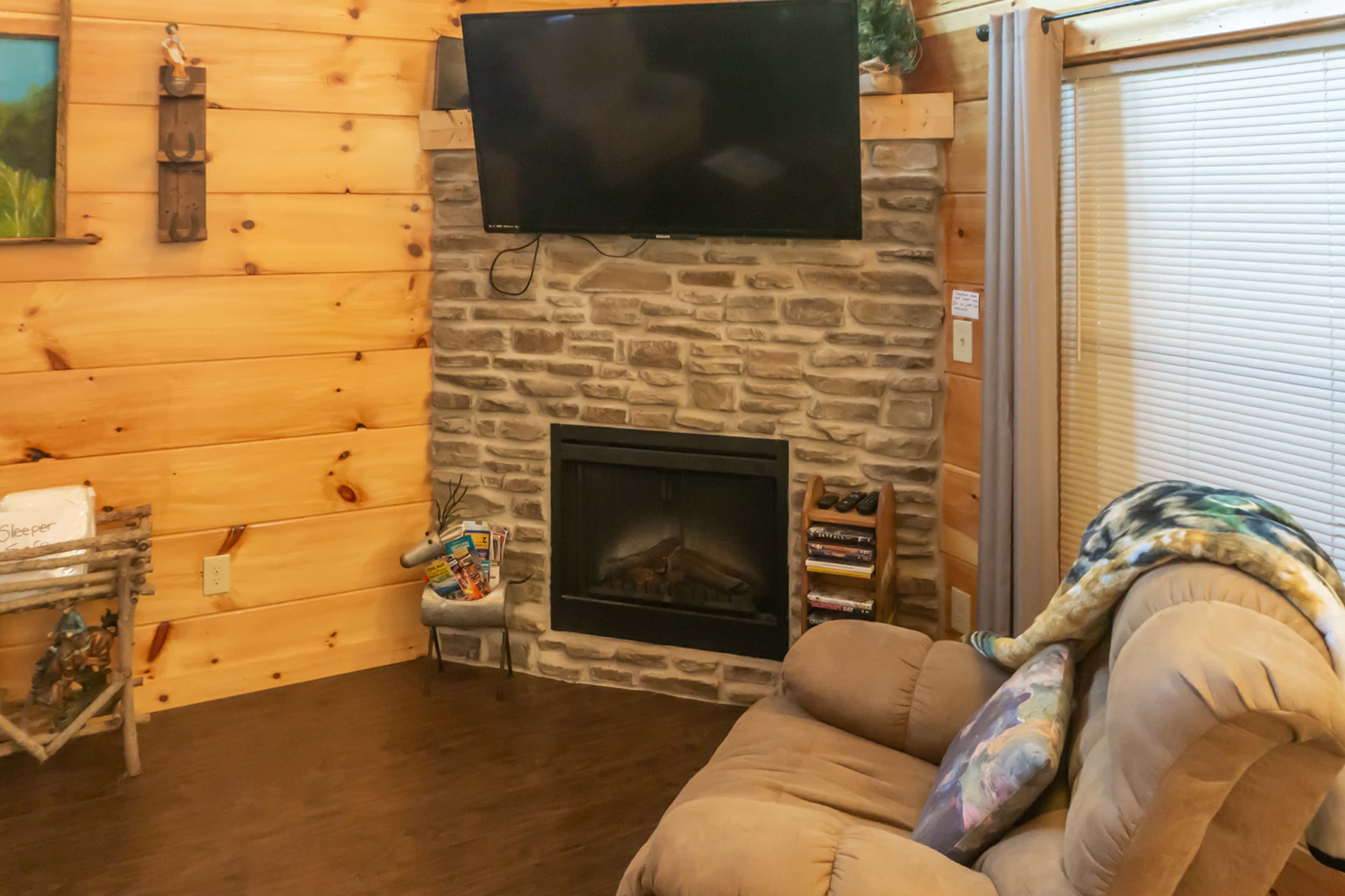 1 Mi to Parkway! Hot Tub Hideaway in Pigeon Forge