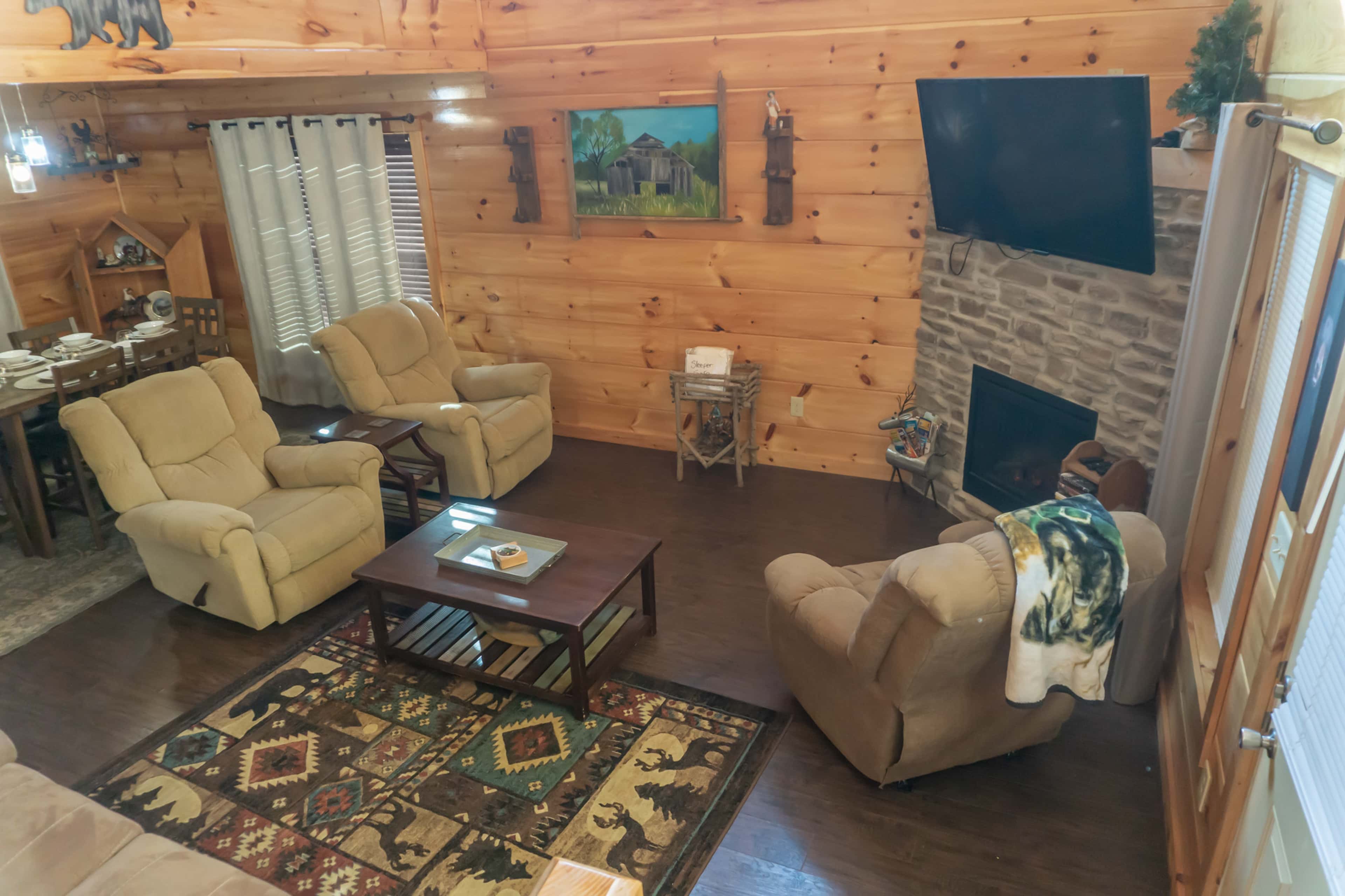 1 Mi to Parkway! Hot Tub Hideaway in Pigeon Forge