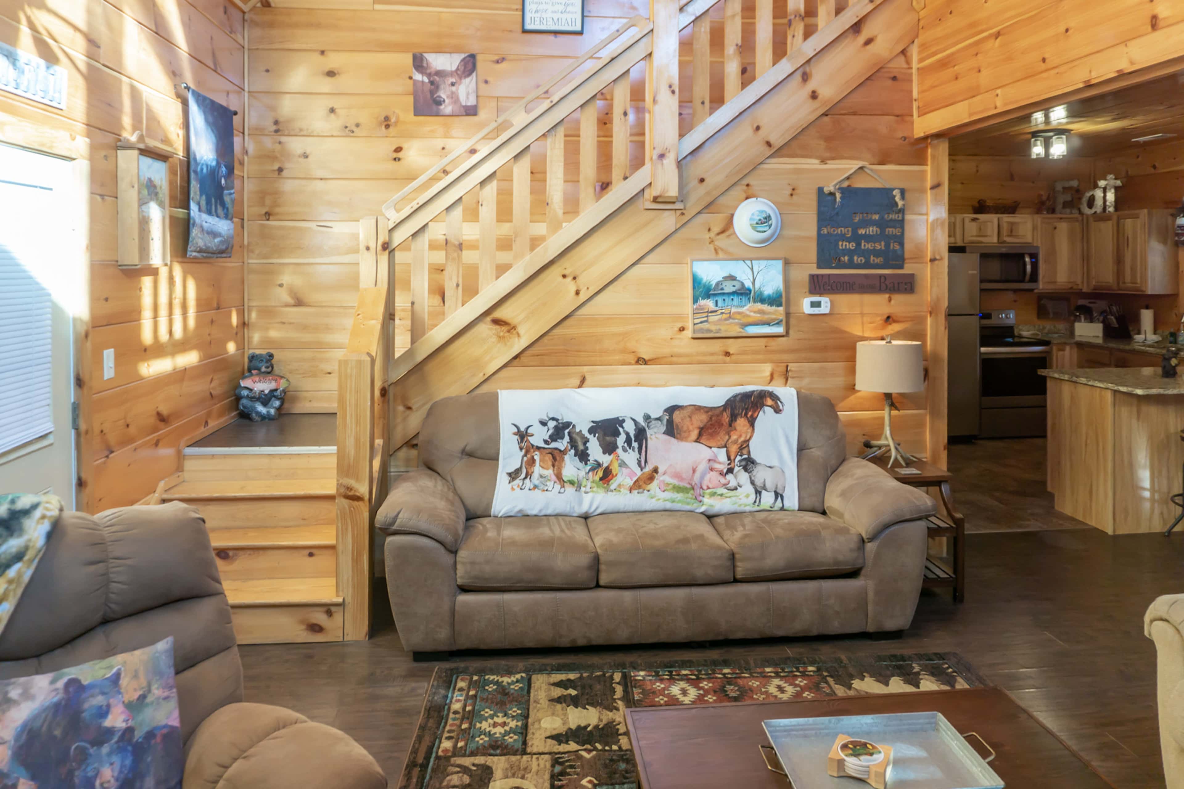 1 Mi to Parkway! Hot Tub Hideaway in Pigeon Forge