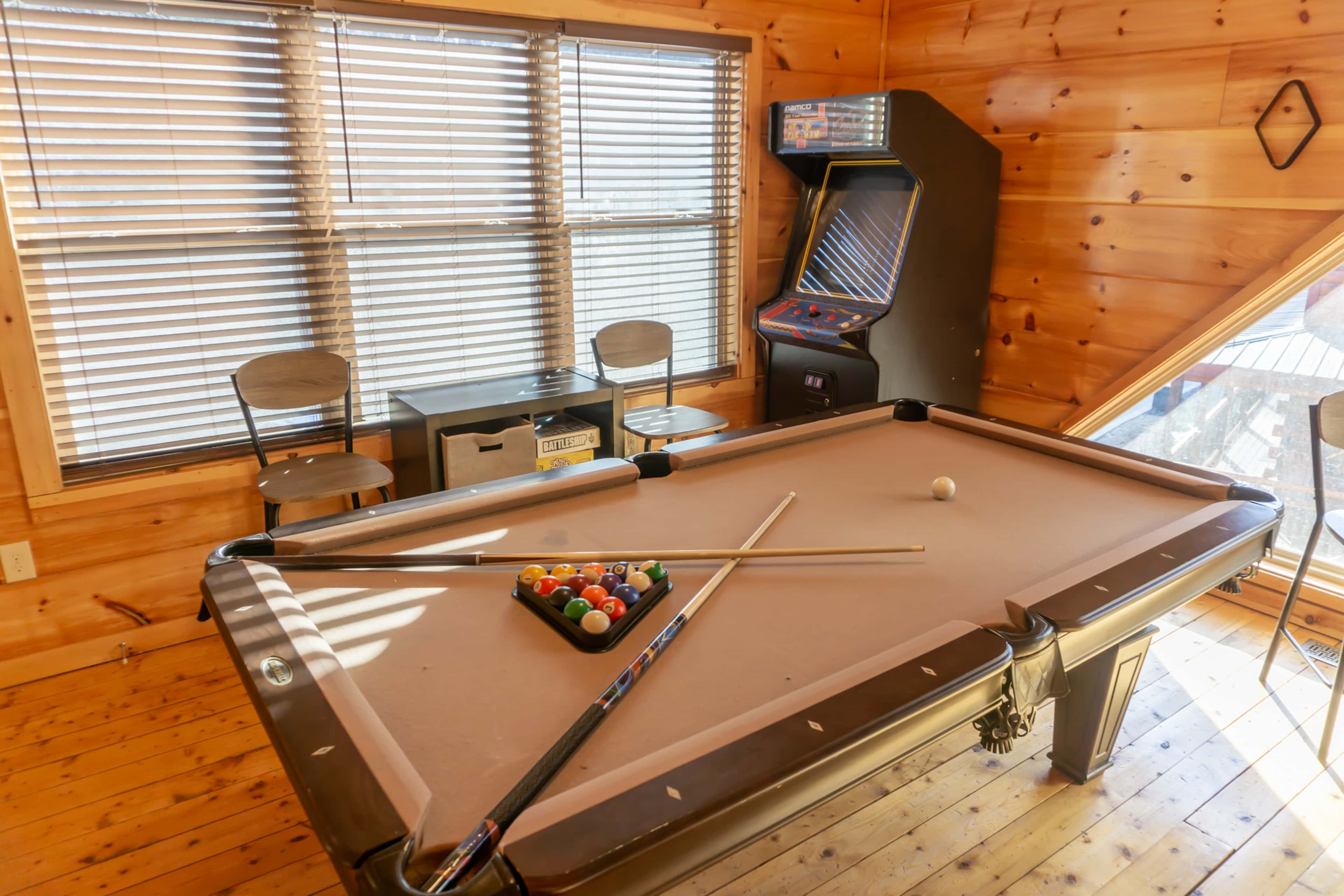 1 Mi to Parkway! Hot Tub Hideaway in Pigeon Forge