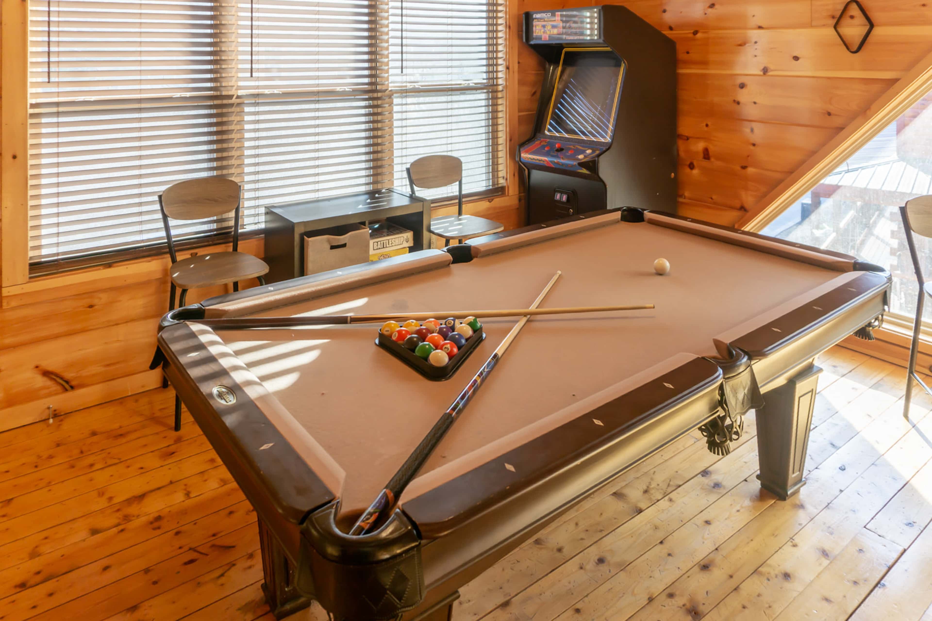 1 Mi to Parkway! Hot Tub Hideaway in Pigeon Forge