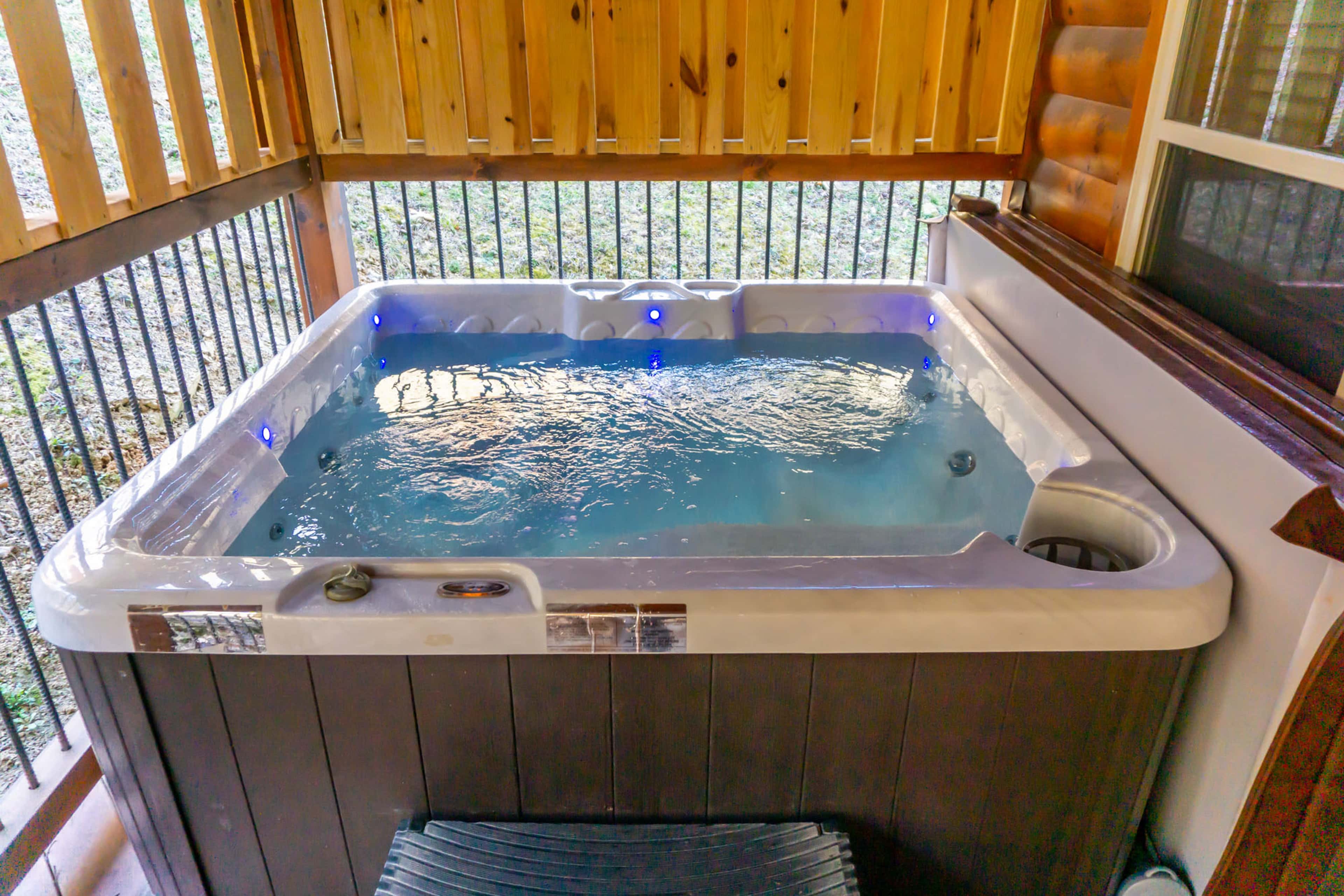 1 Mi to Parkway! Hot Tub Hideaway in Pigeon Forge