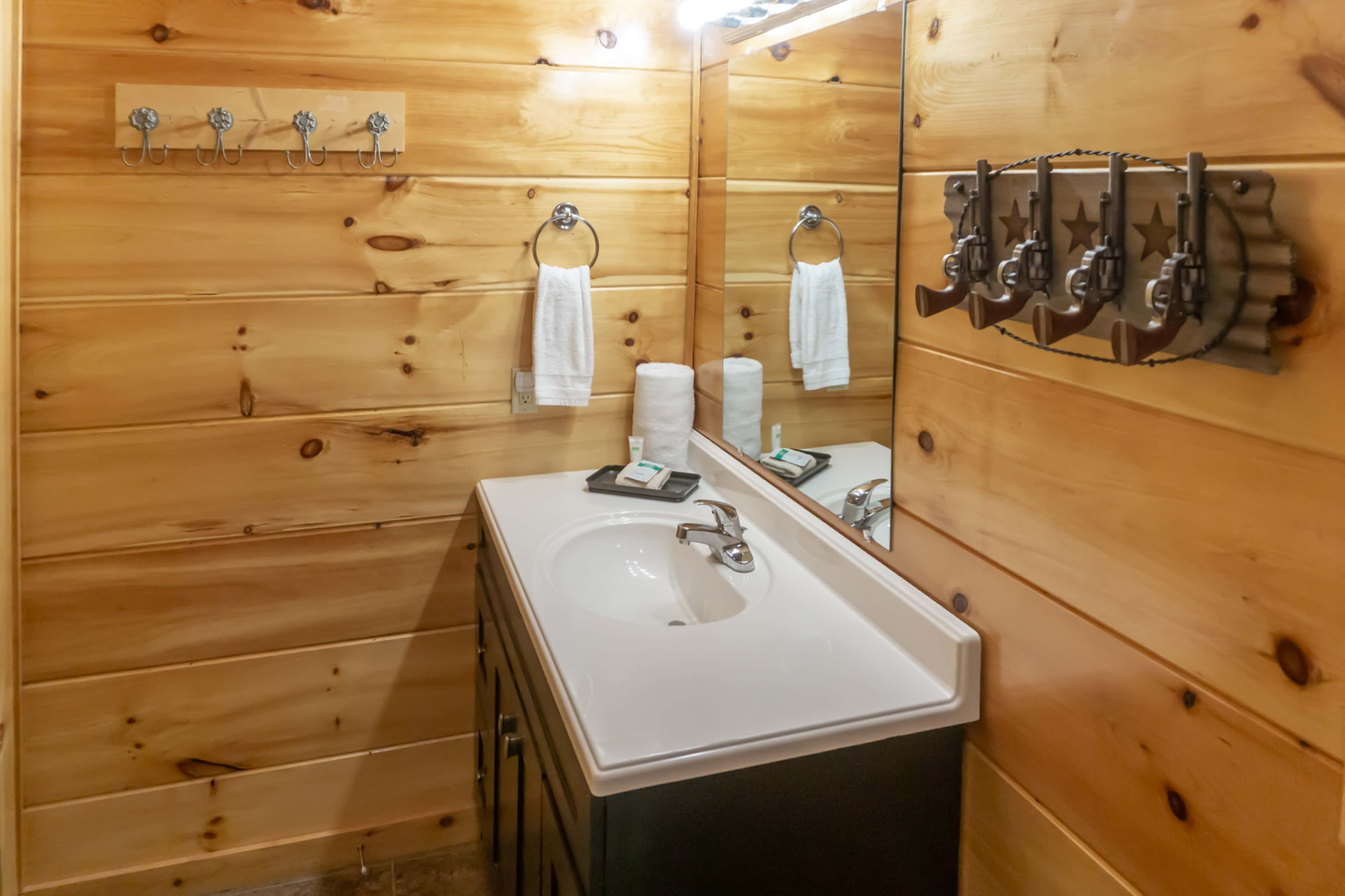 1 Mi to Parkway! Hot Tub Hideaway in Pigeon Forge