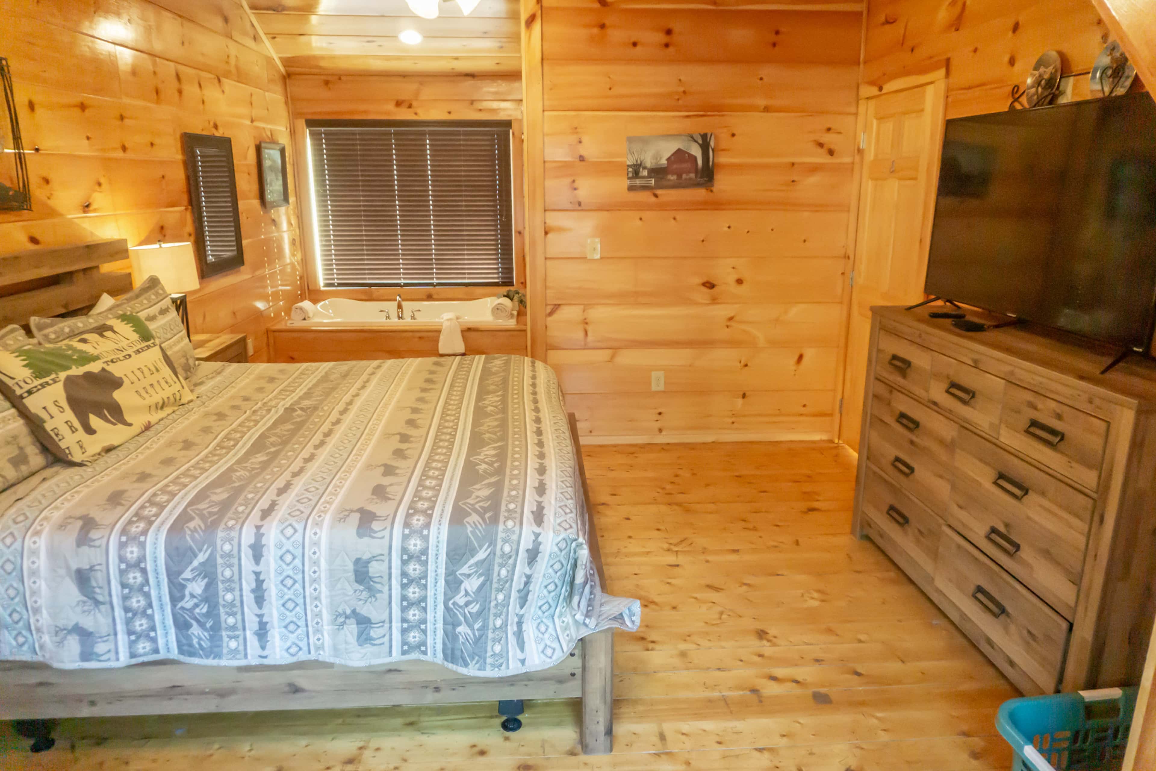 1 Mi to Parkway! Hot Tub Hideaway in Pigeon Forge