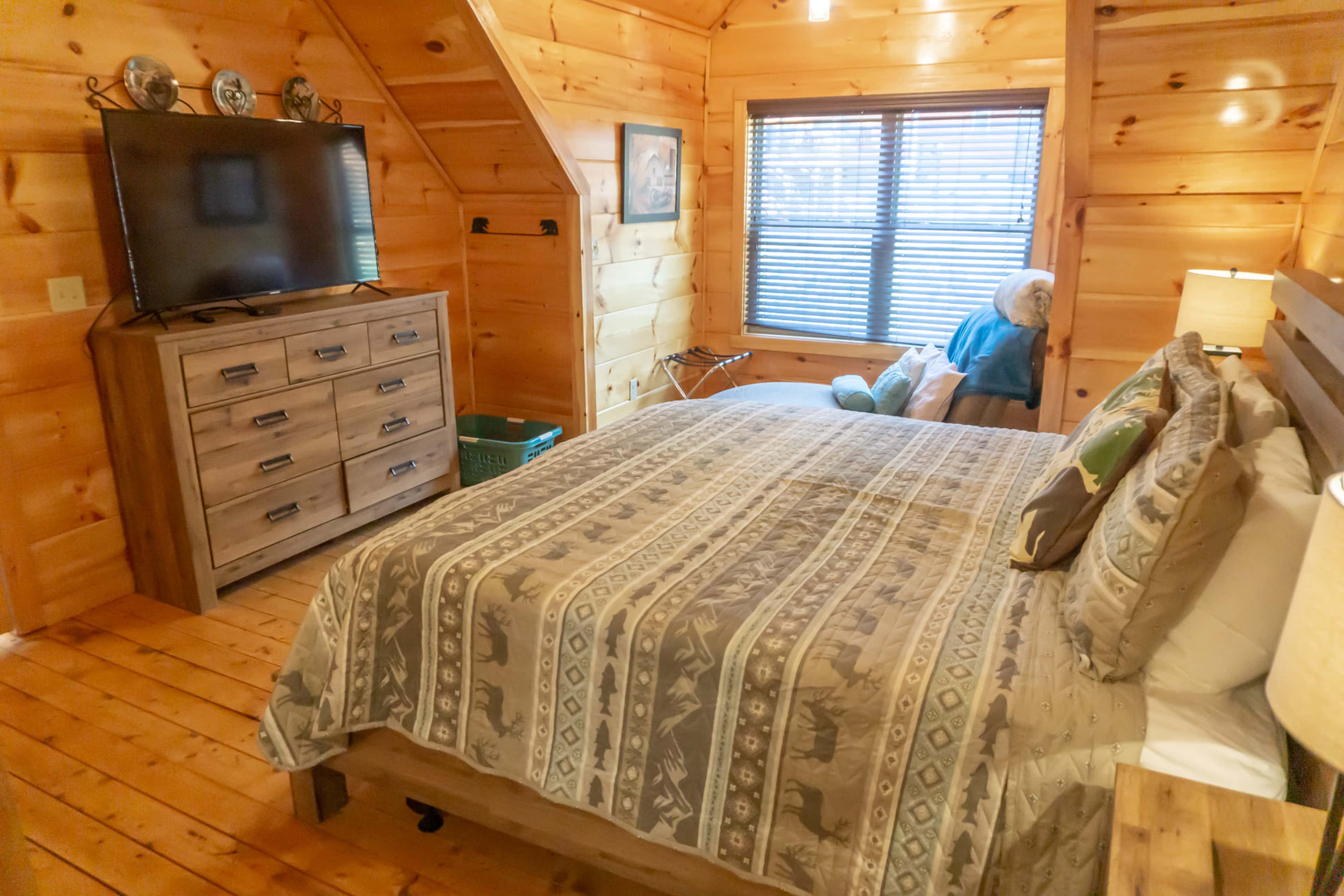1 Mi to Parkway! Hot Tub Hideaway in Pigeon Forge