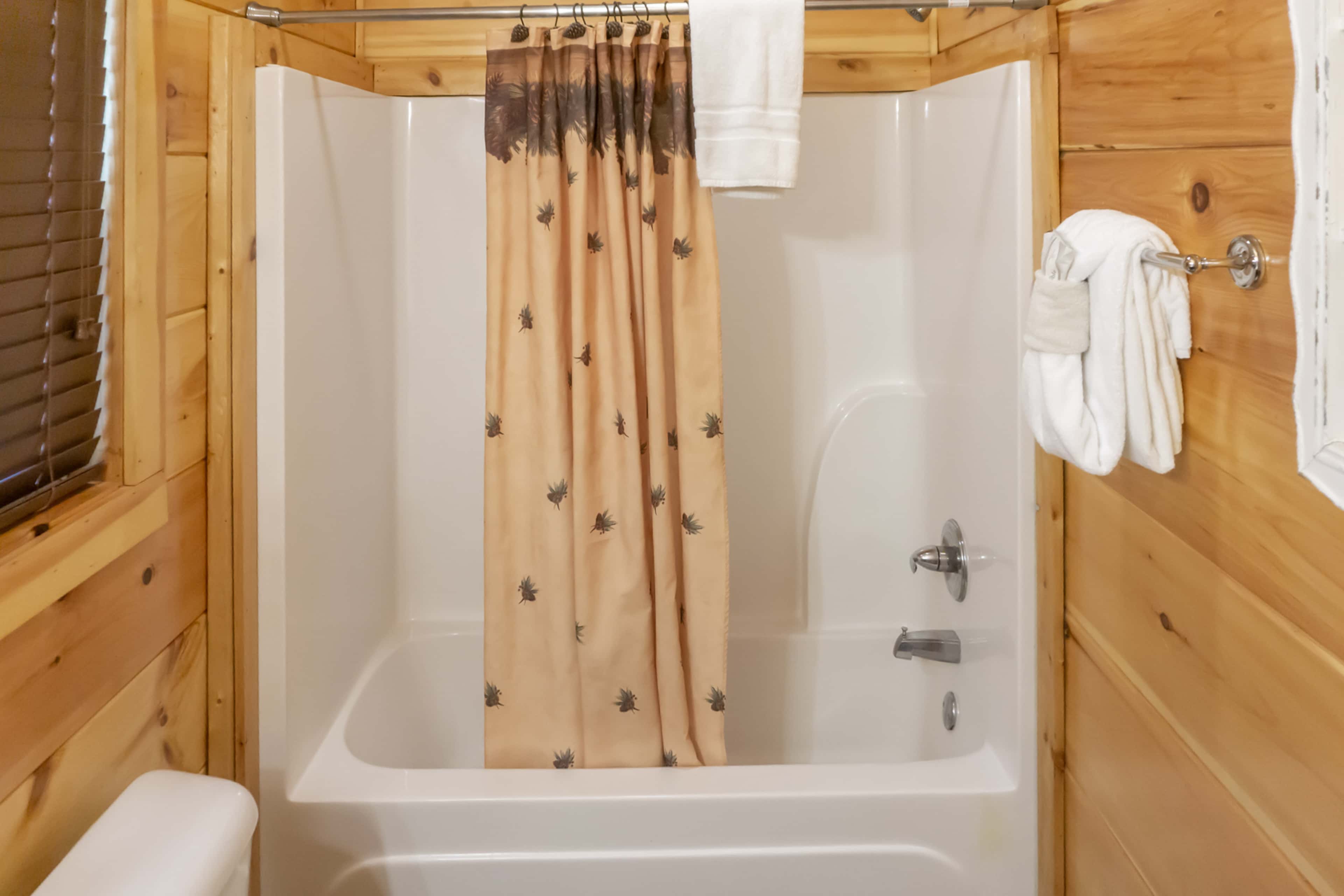 1 Mi to Parkway! Hot Tub Hideaway in Pigeon Forge