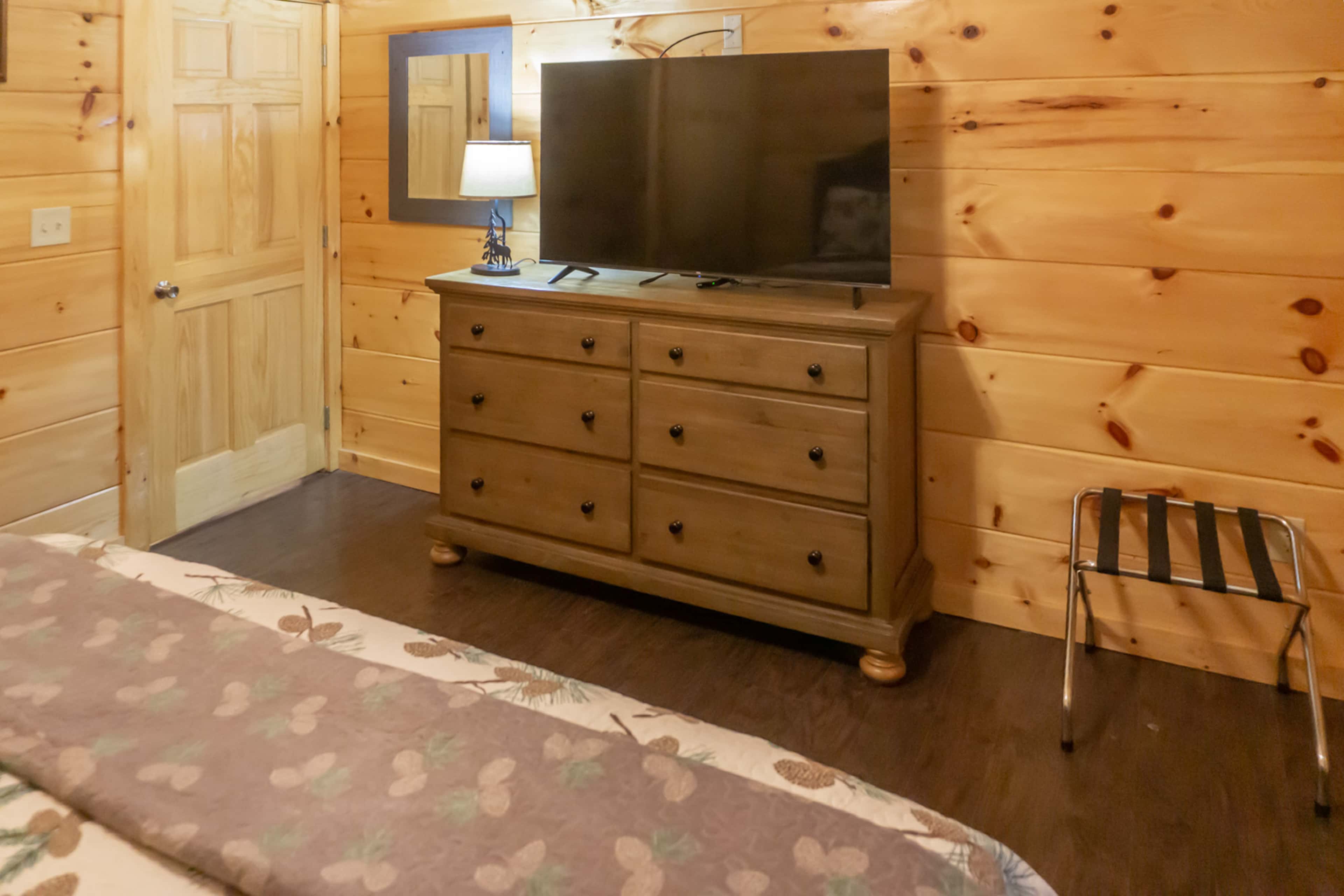1 Mi to Parkway! Hot Tub Hideaway in Pigeon Forge