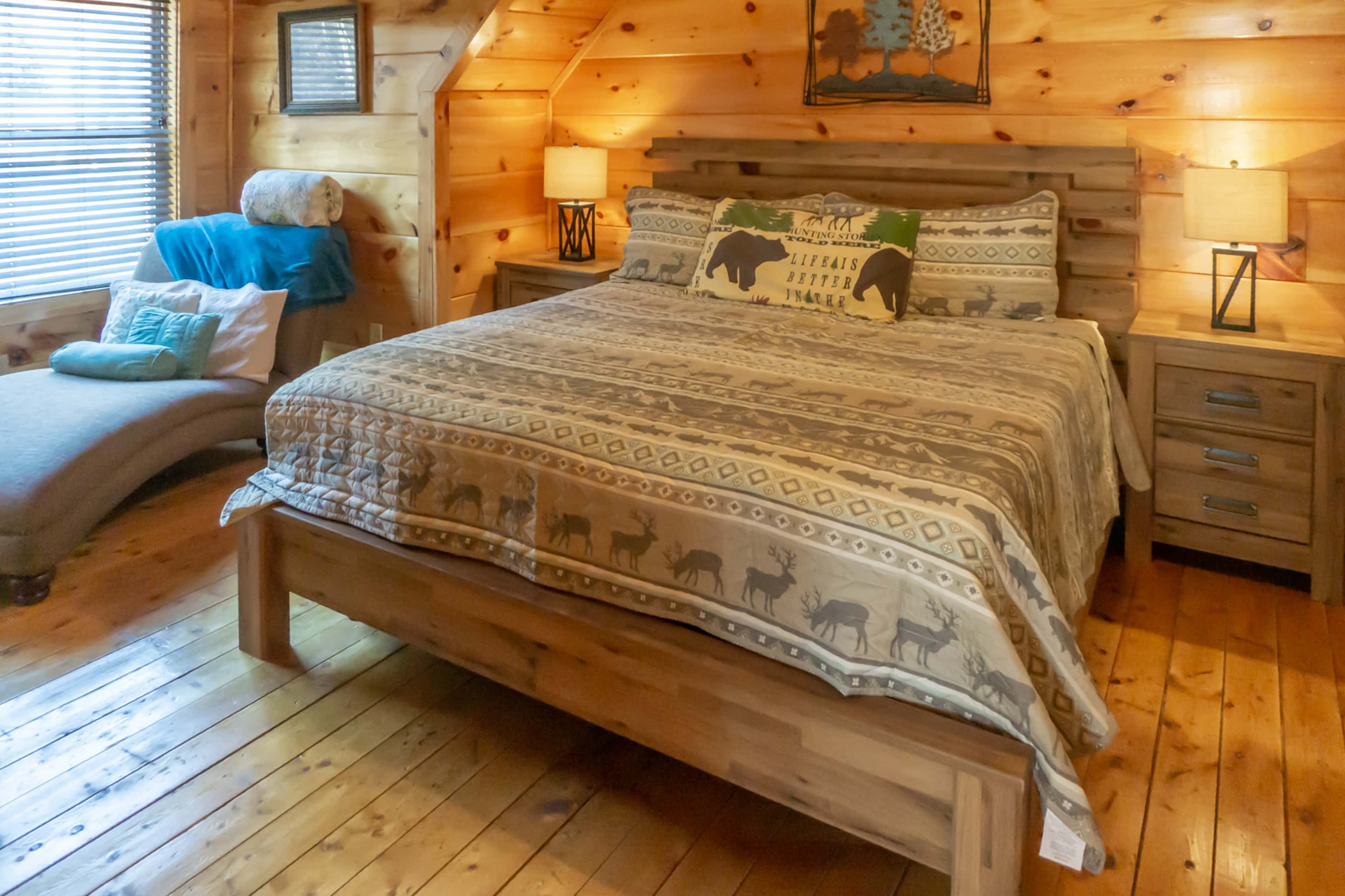 1 Mi to Parkway! Hot Tub Hideaway in Pigeon Forge