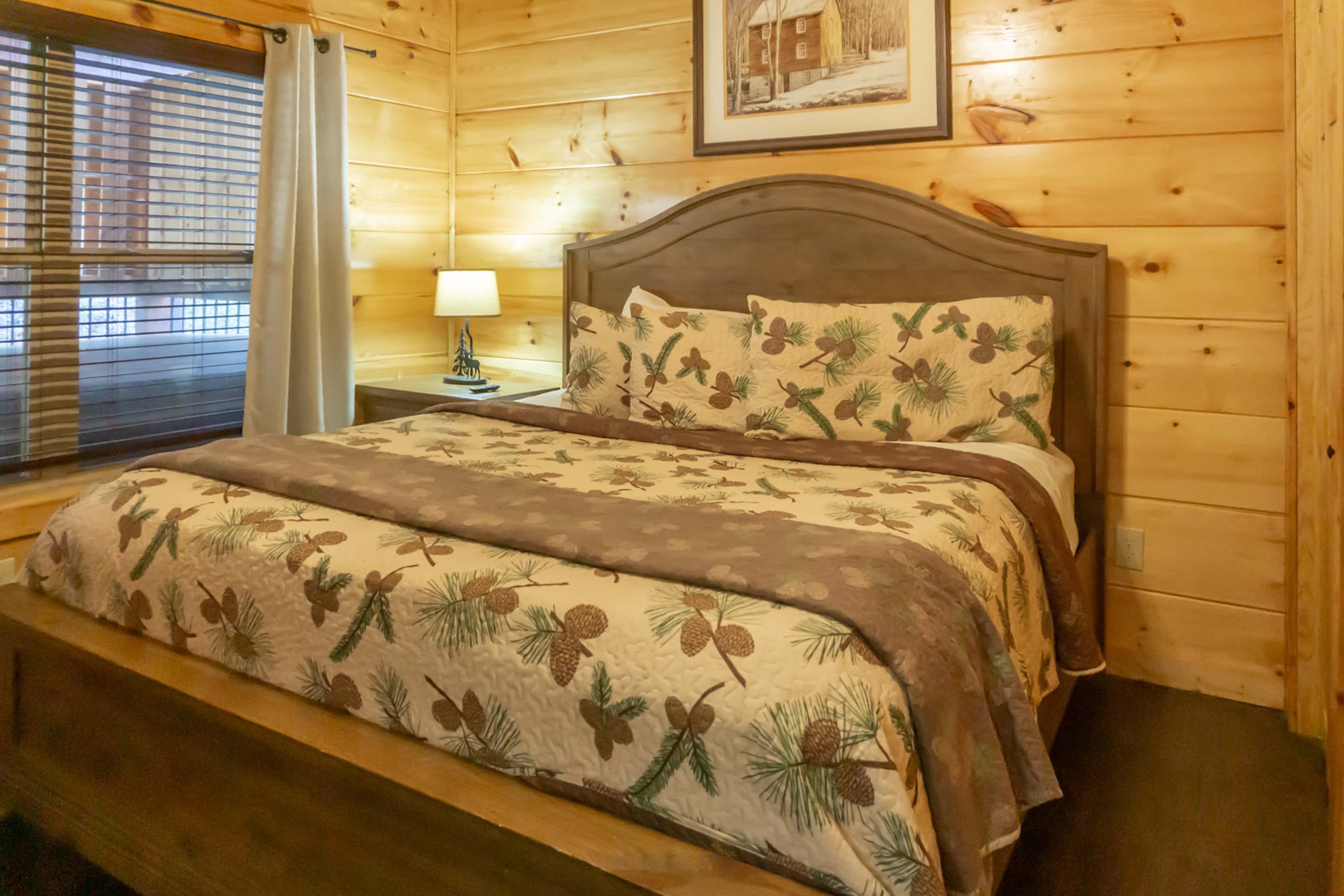 1 Mi to Parkway! Hot Tub Hideaway in Pigeon Forge