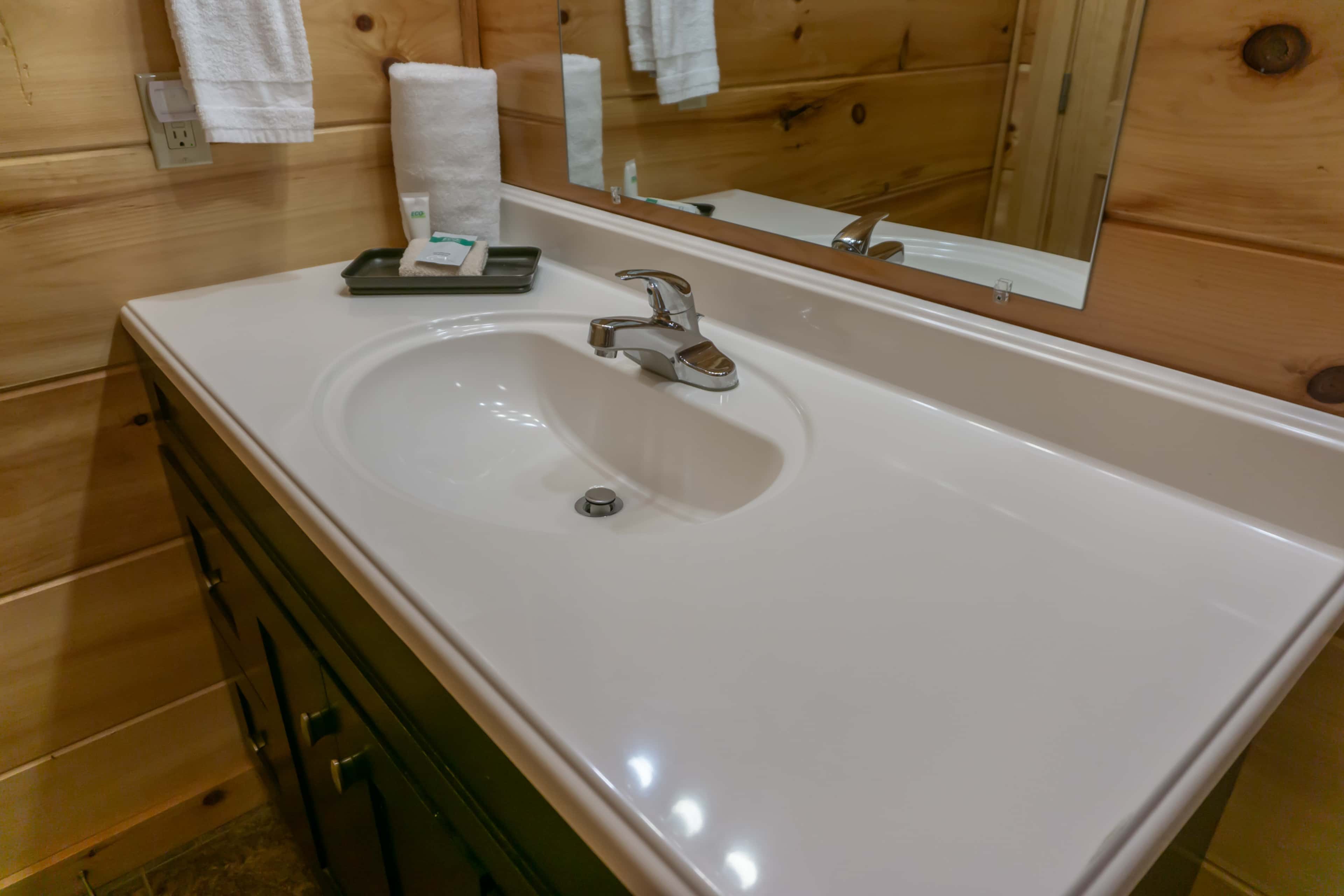 1 Mi to Parkway! Hot Tub Hideaway in Pigeon Forge